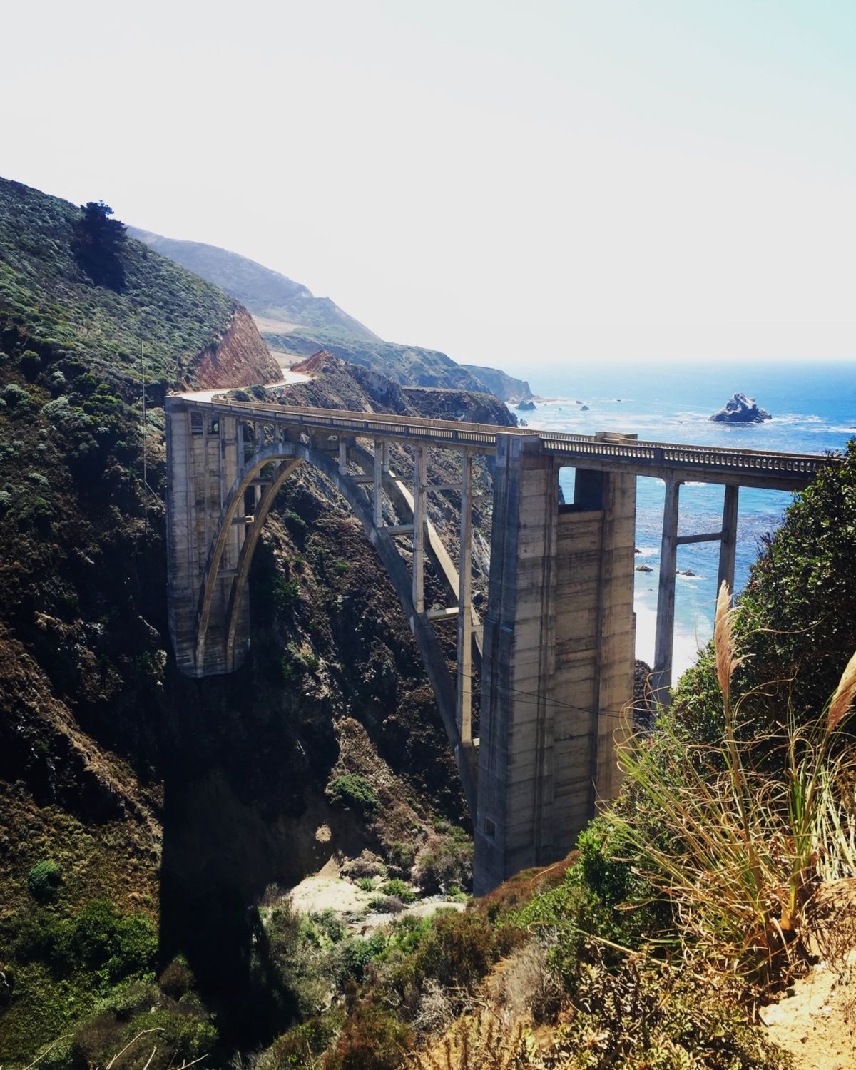 こちら側から撮ったほうが橋がカッコいいんだけど

陽射しが強い上に
手前に...