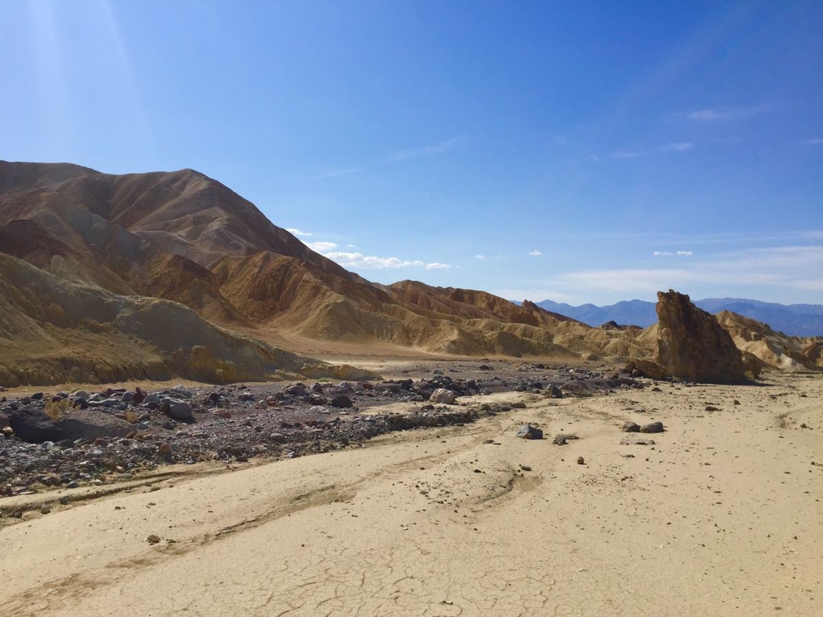 デスバレー

ちょっとした道沿いが
火星みたいな風景
火星行ったことないけど…