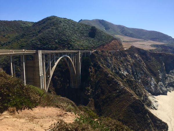 アメリカ(米国)・サンフランシスコ「海外初ドライブの旅！」の写真：ルート1号線沿いにある橋
名前なんだった...