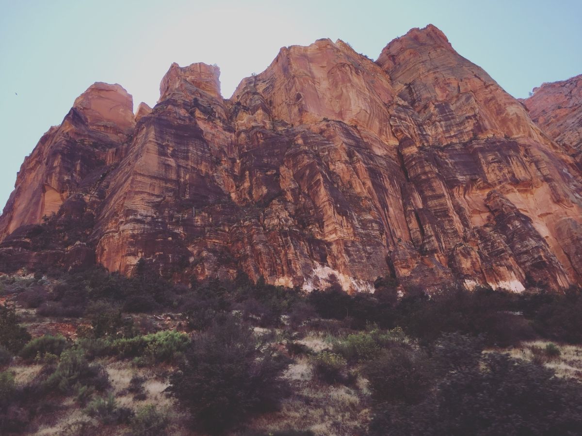 ザイオン国立公園

縞縞模様の層が印象的
似たような景色なんだけど
ついつ...
