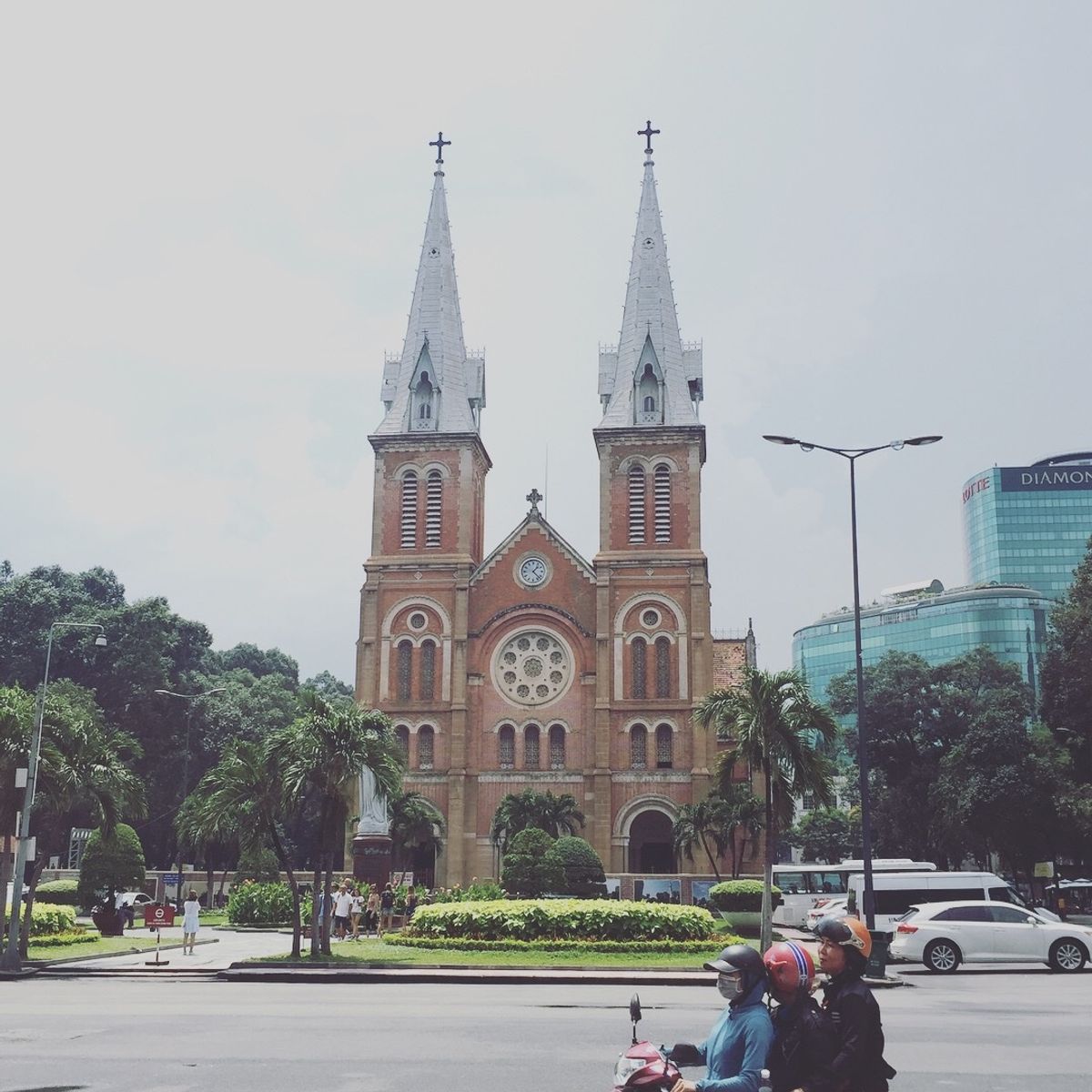 サイゴン大聖堂

まずはベタにこの場所へ
何回も見たことあるけど
なんか来...