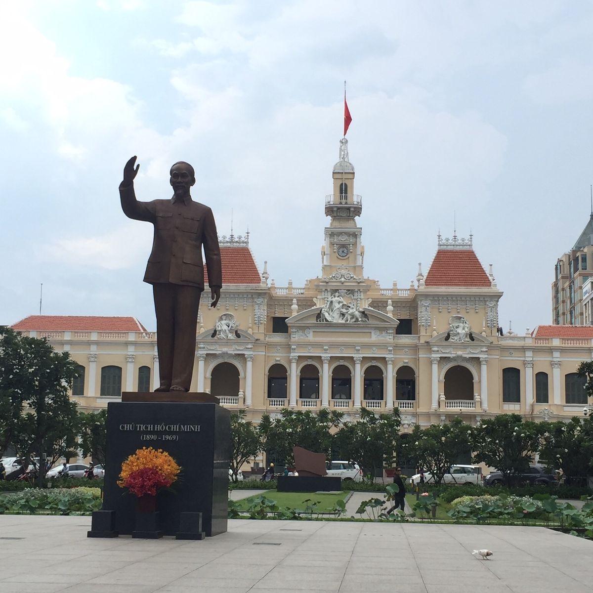 ホーチミン人民委員会庁舎

こういうコロニアル様式の建物は
ある意味ベトナ...