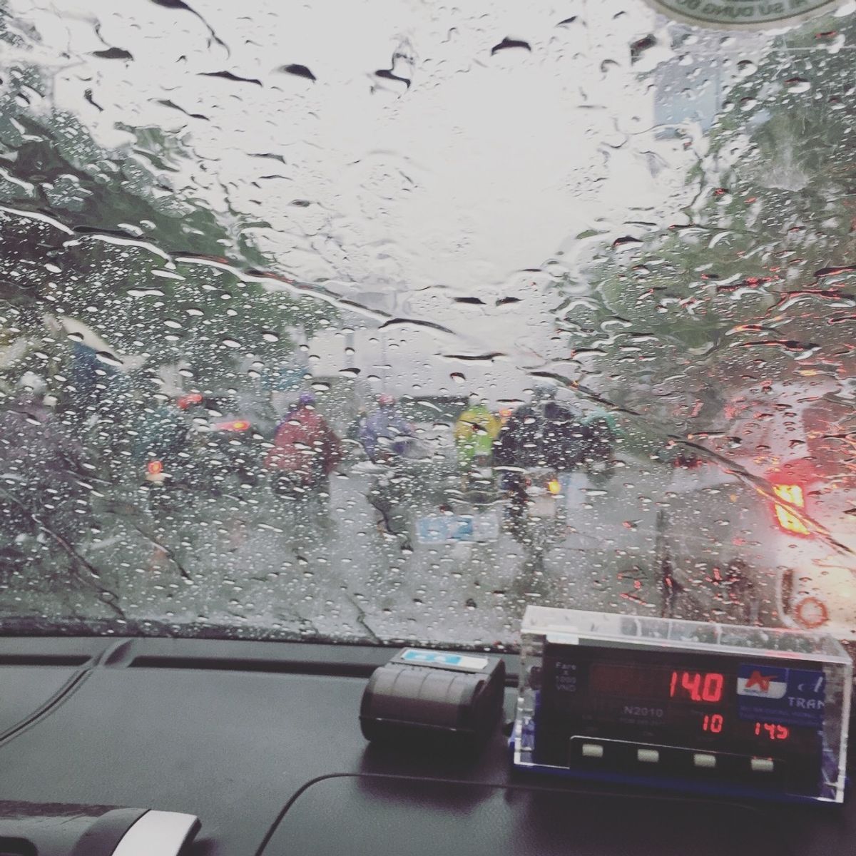 空港からホテルに向かう途中
土砂降りヤバい😂

タクシーのおっちゃんと仲良...