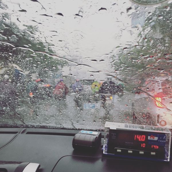 ベトナム・ホーチミン「フライト欠航！仕方ないのでベトナム観光」の写真：空港からホテルに向かう途中
土砂降りヤバ...