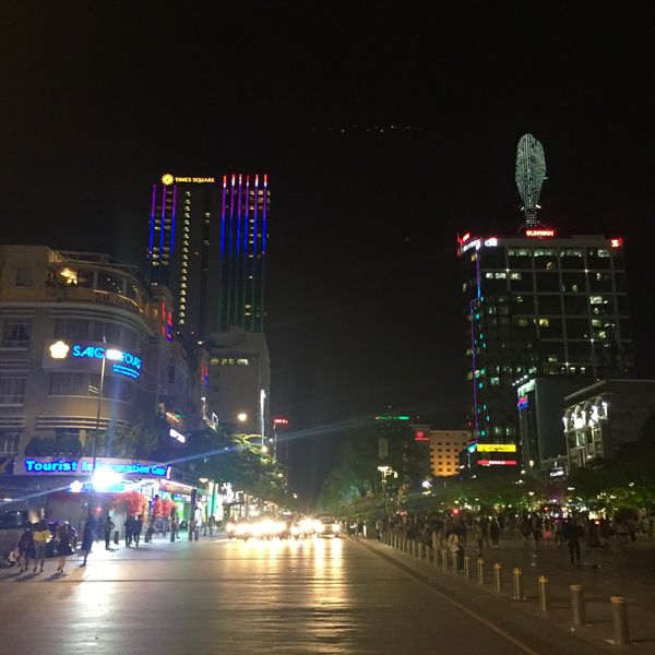 ベトナム・ホーチミン「フライト欠航！仕方ないのでベトナム観光」の写真：レックスホテルからの眺め

夜景もなかな...