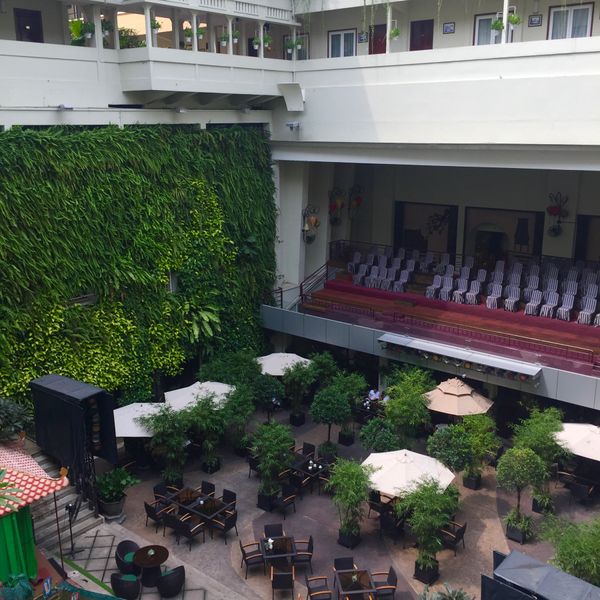 ベトナム・ホーチミン「フライト欠航！仕方ないのでベトナム観光」の写真：レックスホテルの中の様子

そんなに高く...