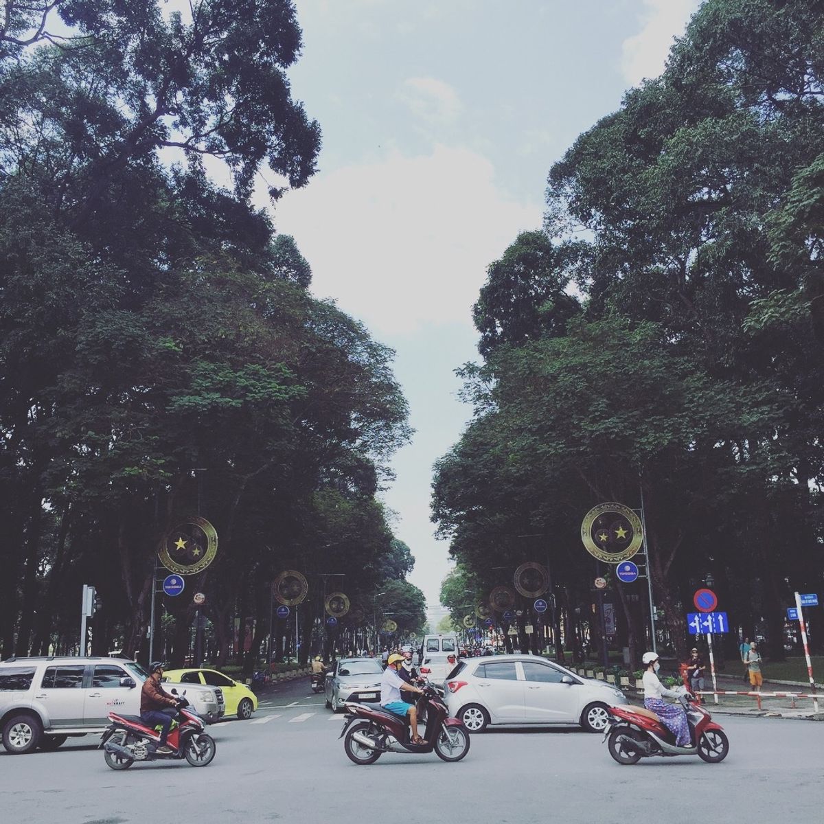 このバイクの山🛵と
荷台モリモリの姿みると
めちゃくちゃベトナム感じる