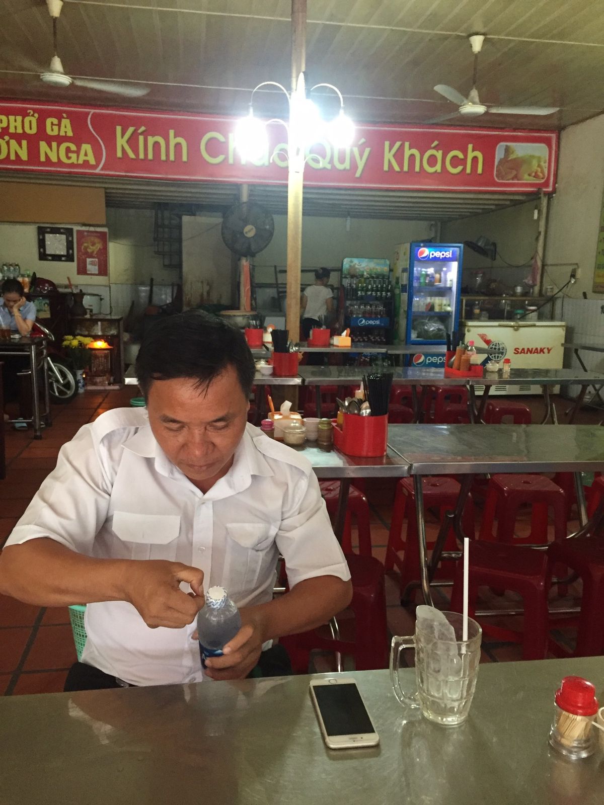 空港からホテルに向かう途中
土砂降りヤバい😂

タクシーのおっちゃんと仲良...