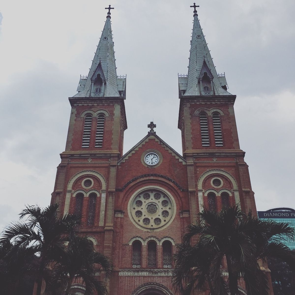 サイゴン大聖堂

まずはベタにこの場所へ
何回も見たことあるけど
なんか来...