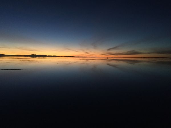 ボリビア多民族国・ラパス「ボリビア　ウユニ塩湖」の写真：朝焼けのウユニ塩湖。
息を呑む美しさ✨