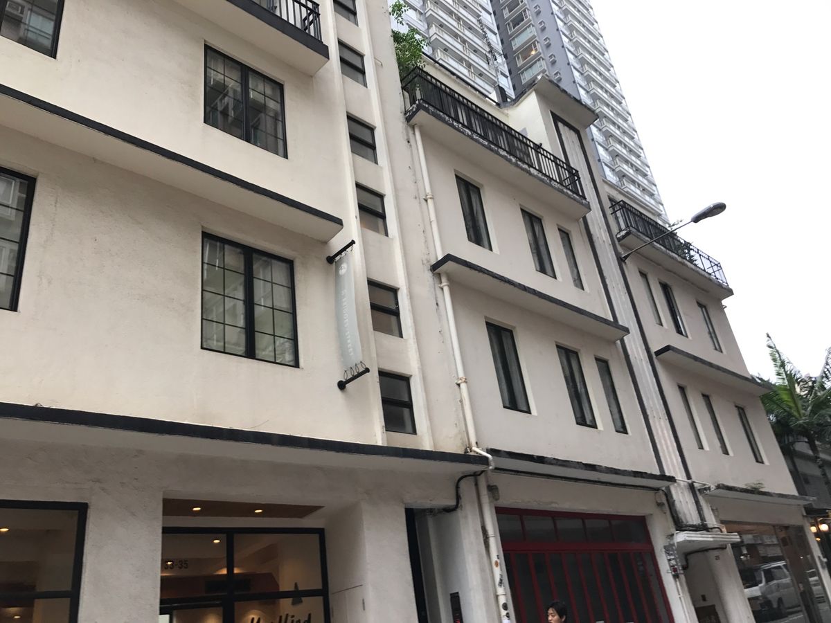 香港に到着

Airbnbでとったアパートへ（1枚目）
香港島の「文武廟」...