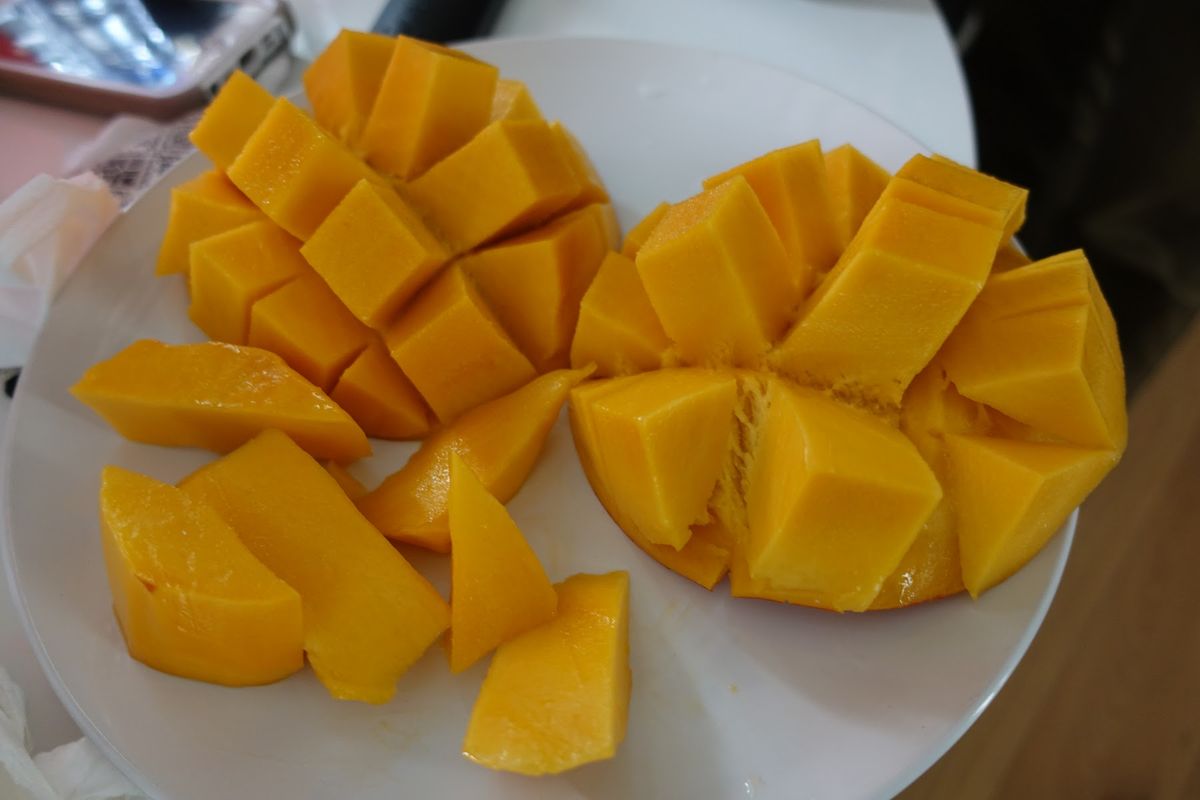 宿に戻り、途中で買ってきたマンゴーを食べて夜に備える！