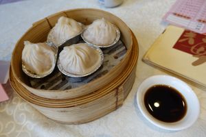 女人街の近くだった気がする中華屋さんで小籠包とチキン？