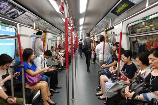 香港「香港美食の会」の写真：地下鉄で香港の大陸側へ
廃墟化したような...