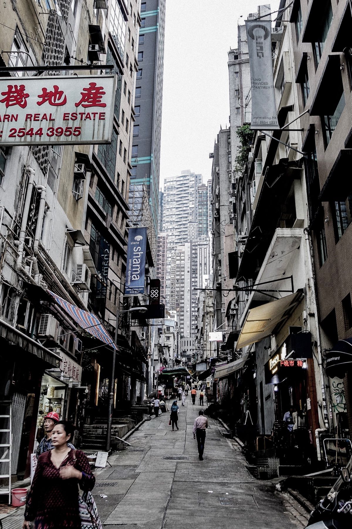 香港に到着

Airbnbでとったアパートへ（1枚目）
香港島の「文武廟」...