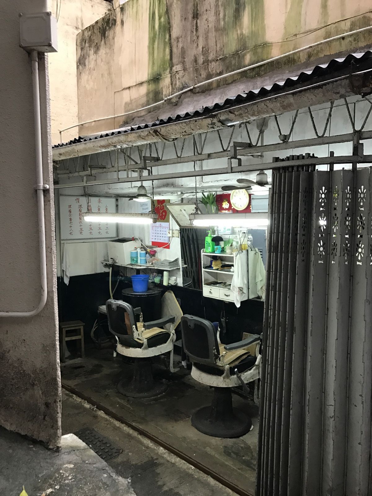 香港に到着

Airbnbでとったアパートへ（1枚目）
香港島の「文武廟」...