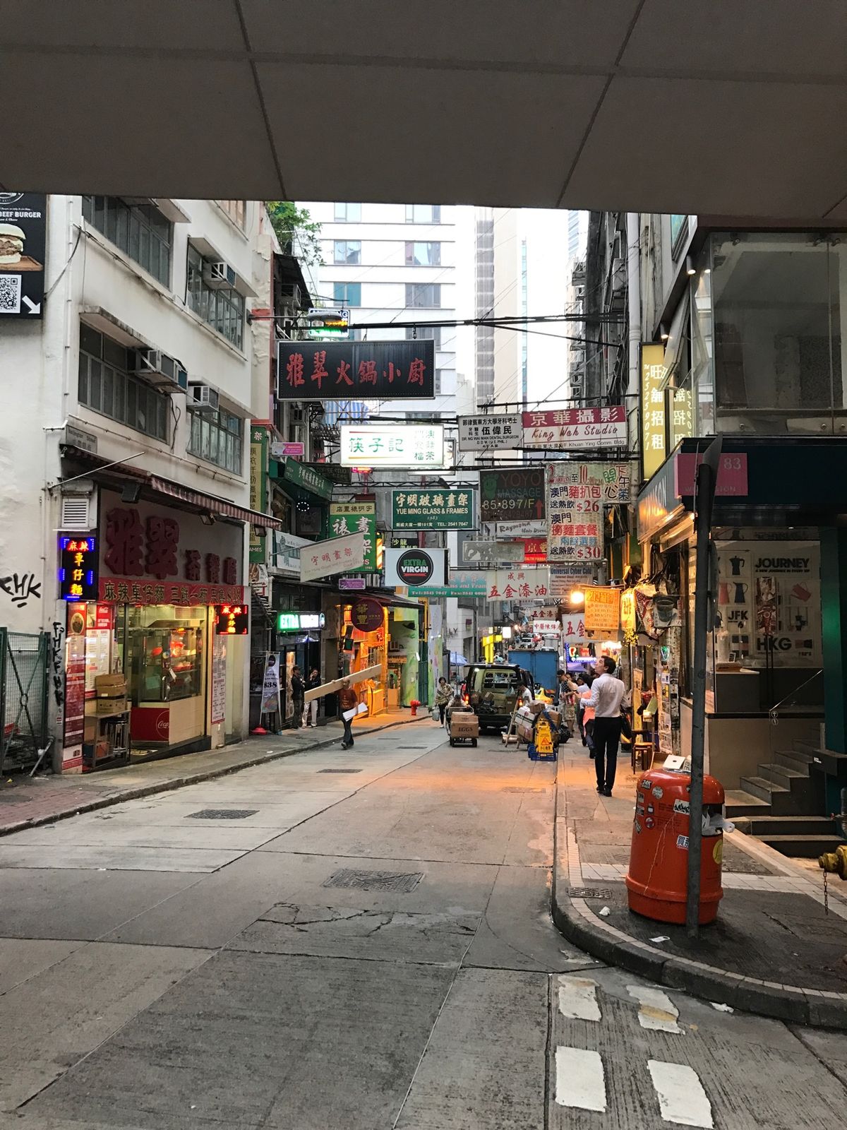 香港に到着

Airbnbでとったアパートへ（1枚目）
香港島の「文武廟」...