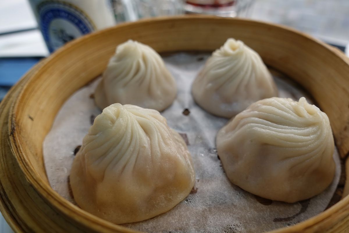 香港空港で小籠包を食べながら友達のS君を待つ