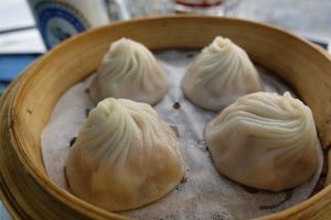 香港空港で小籠包を食べながら友達のS君を待つ