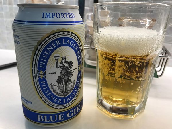 香港「香港美食の会」の写真：香港空港で小籠包を食べながら友達のS君を待つ