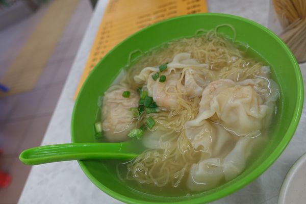 香港「香港美食の会」の写真：これも女人街の近くだったと思う。屋台のよ...