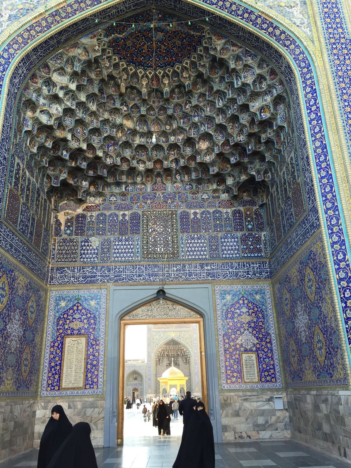 マシュハド、エマーム・レザー廟。
人々がみんな笑顔で、まるでイスラムのディ...