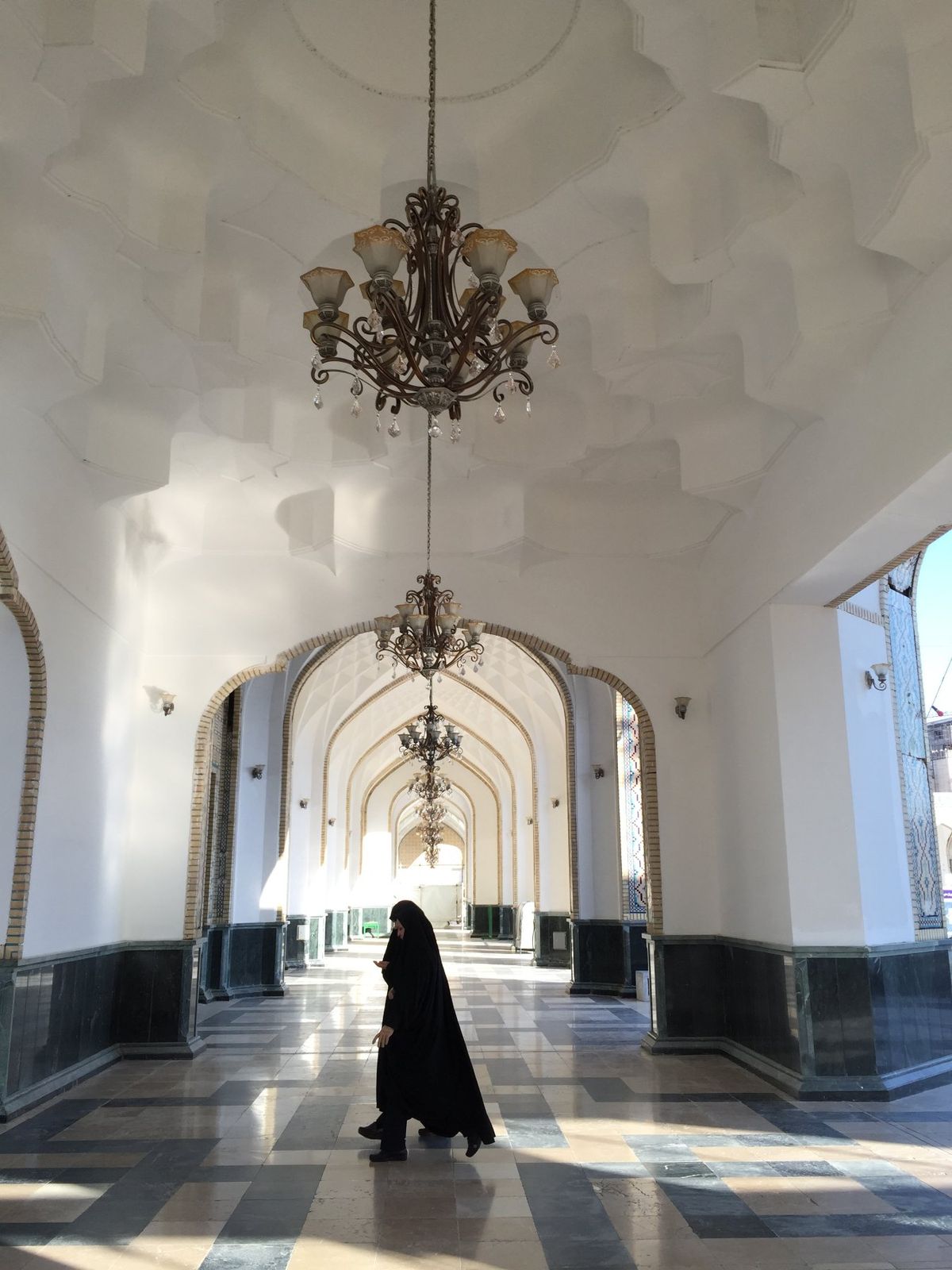 マシュハド、エマーム・レザー廟。
人々がみんな笑顔で、まるでイスラムのディ...