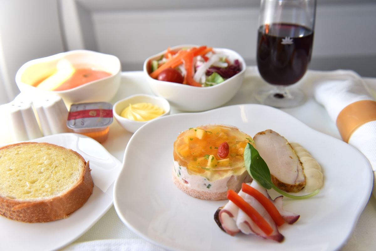 搭乗機の到着を見ながら朝ビー。
VNの成田→ベトナムの食事はけっこう好みです。