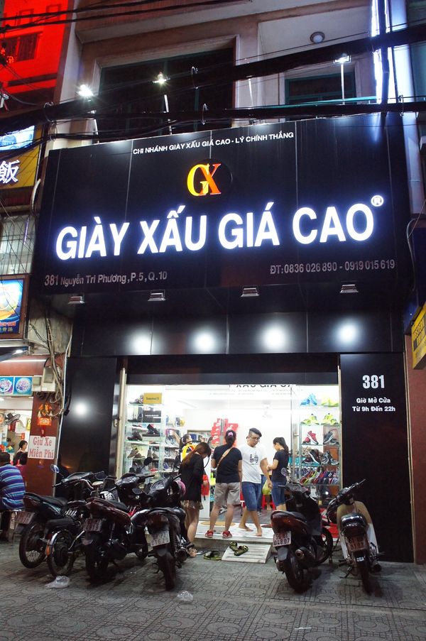 ベトナム「ベトナム」の写真：(giày xấu giá cao)値段...