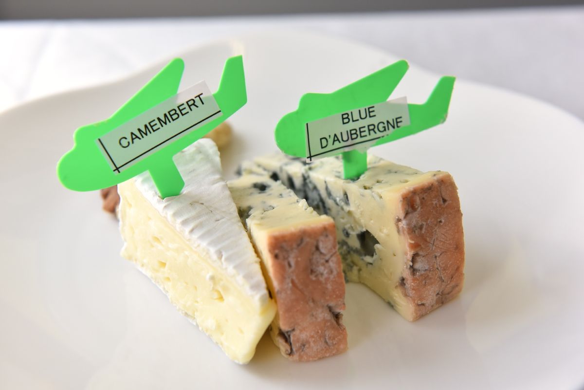 VN、チーズもなかなか。ブルードーヴェルニュが美味しい。グラスや食器も好み...