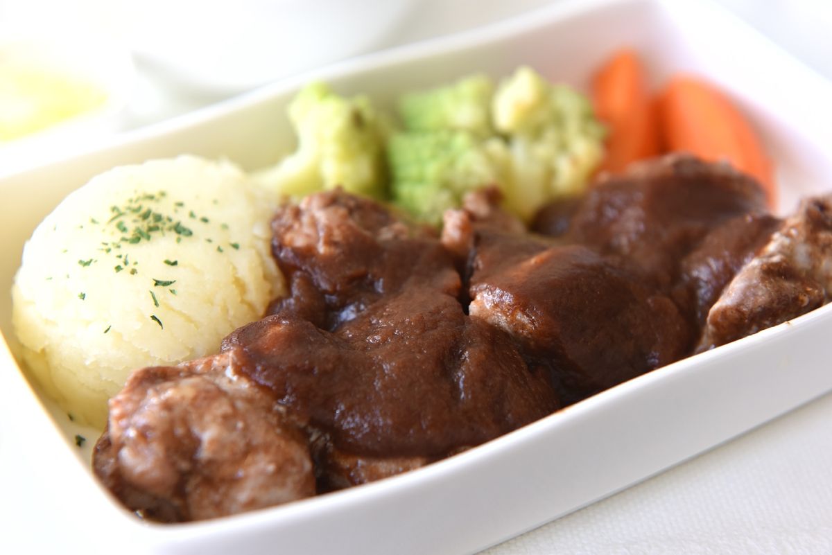 搭乗機の到着を見ながら朝ビー。
VNの成田→ベトナムの食事はけっこう好みです。