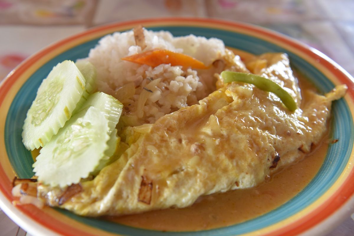 ポートビラ。とても美味しかったクミンたっぷりのカレー？と、嗜好品飲料カバ。...