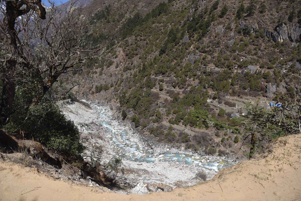 エベレスト街道。
高度が上がってくるとやはり歩くのがきつくなってきます。
...