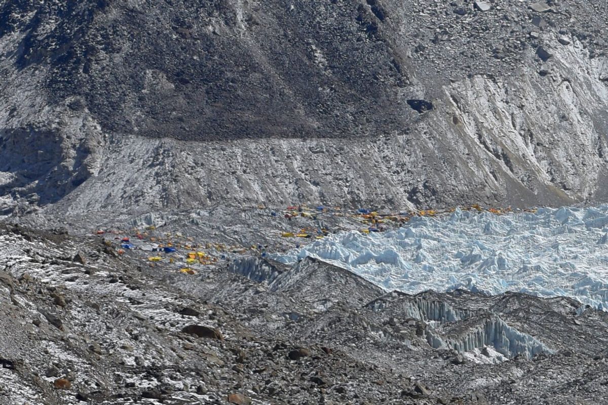 エベレスト街道。更に上を目指します。分かりにくいですが後の２枚がエベレスト...