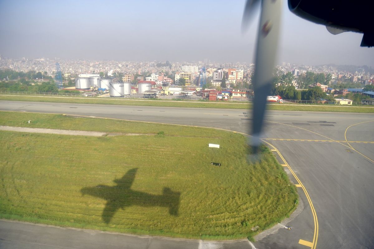 飛行機でルクラへ。