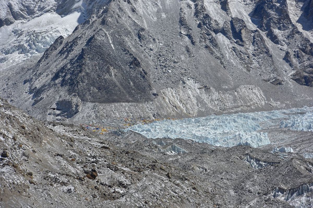 エベレスト街道。更に上を目指します。分かりにくいですが後の２枚がエベレスト...