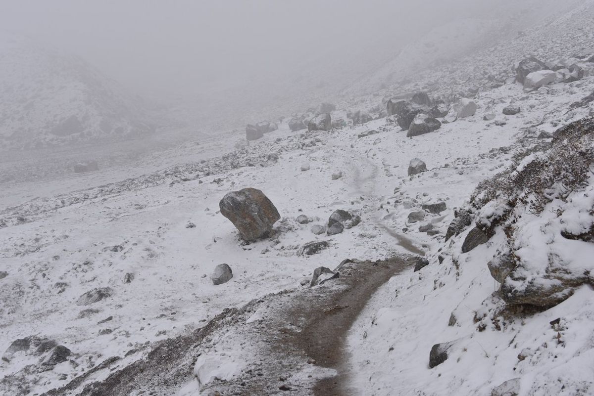 エベレスト街道。標高4500メートルを超えると空気が薄く、かなり寒くなり、...