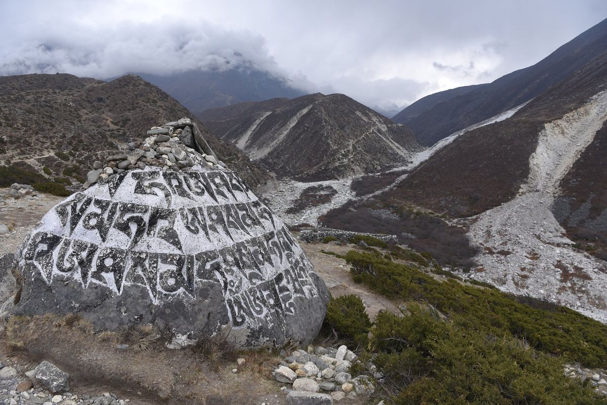 エベレスト街道。
景色も荒涼としたものになってきます。