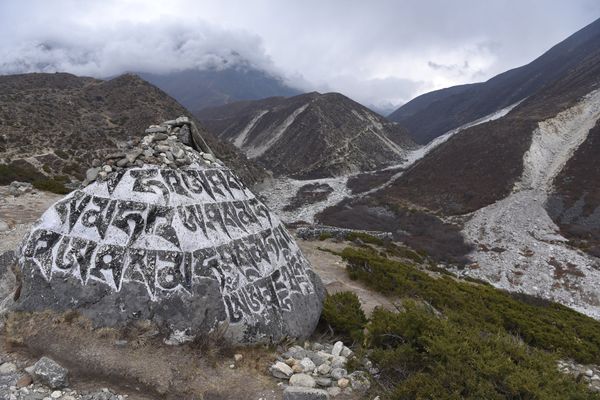 ネパール「ネパール」の写真：エベレスト街道。
景色も荒涼としたものに...
