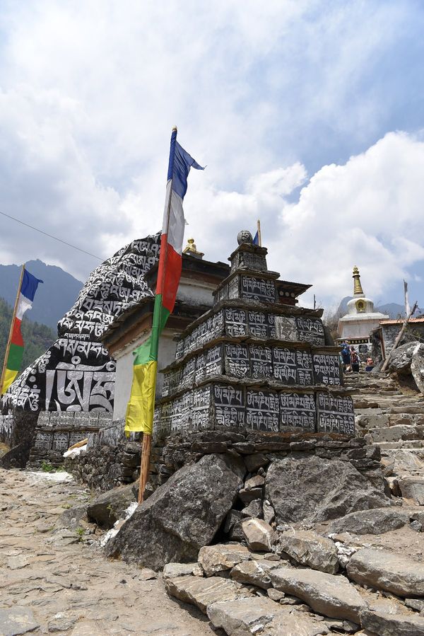 ネパール「ネパール」の写真：エベレスト街道序盤、この時期は気候も良く...