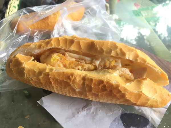 ベトナム「ベトナム」の写真：好みだった食べ物
パン(目玉焼き入り) ...