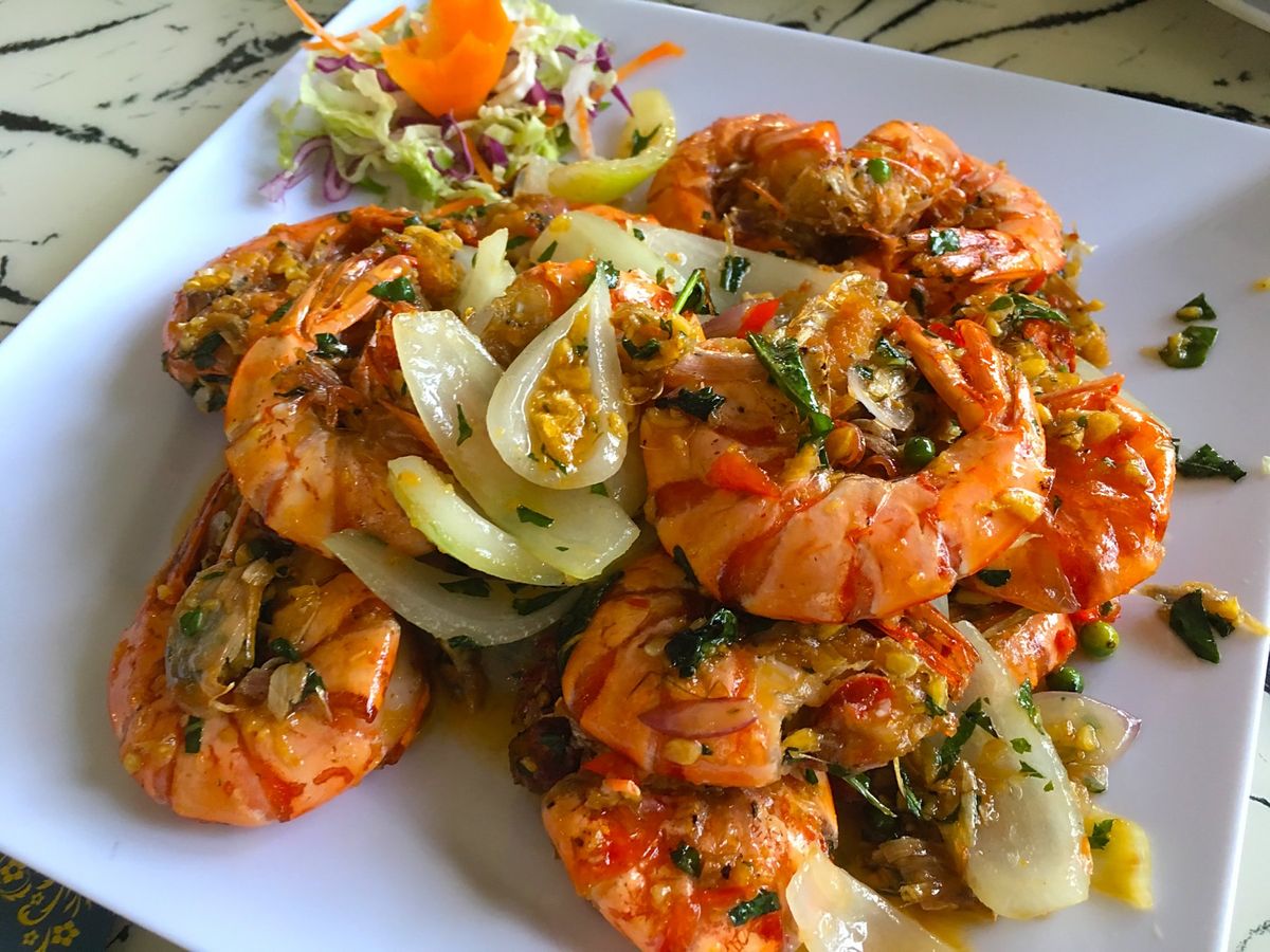 チャウドックのサム山のホテルからバイクで町まで下りて川沿いで食事。
ベトナ...