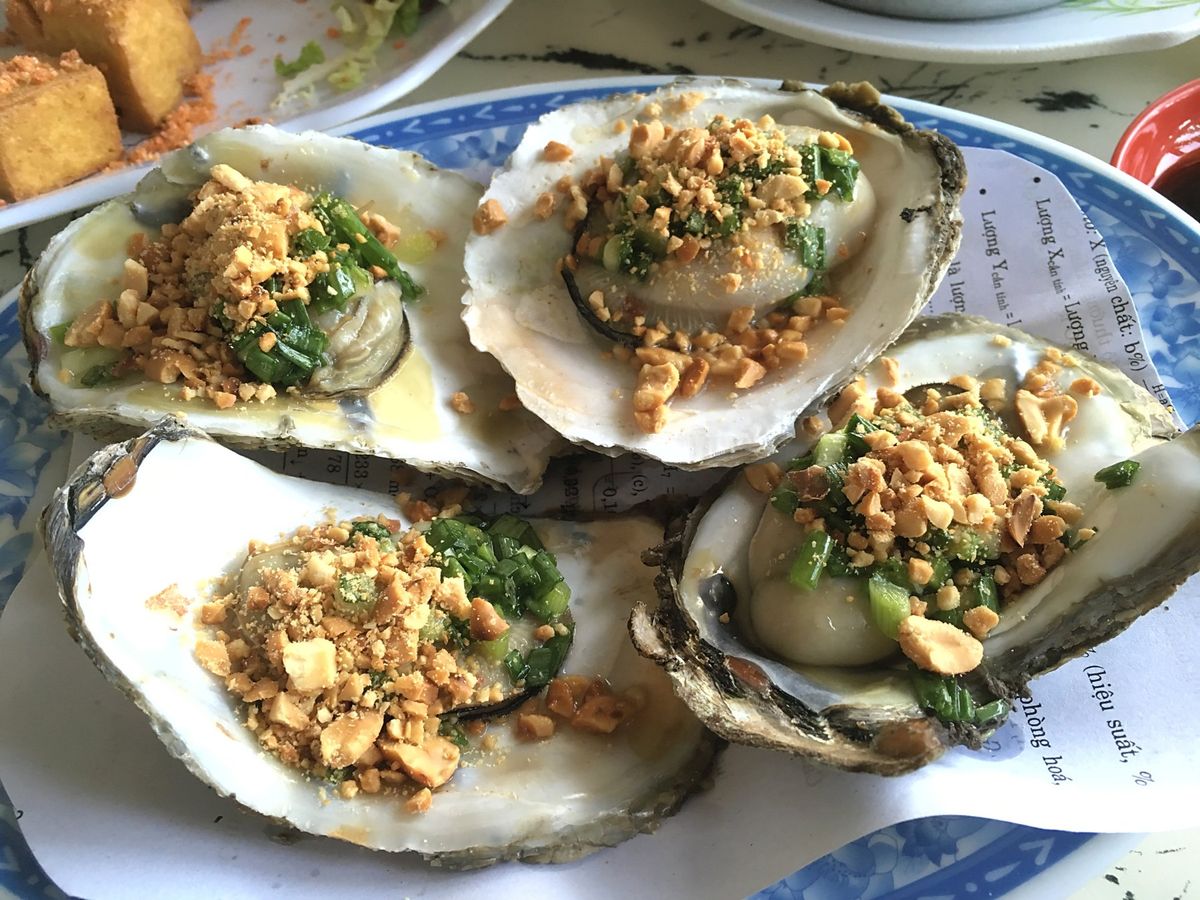 チャウドックのサム山のホテルからバイクで町まで下りて川沿いで食事。
ベトナ...