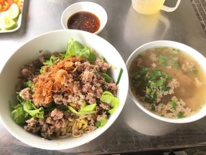 好みだった食べ物
和え中華麺＋豚挽き肉 mì khô thịt bằm
替...