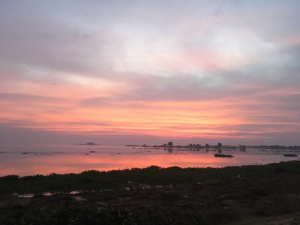 サコンナコーンの朝焼けと美味しかったバスターミナルのお弁当