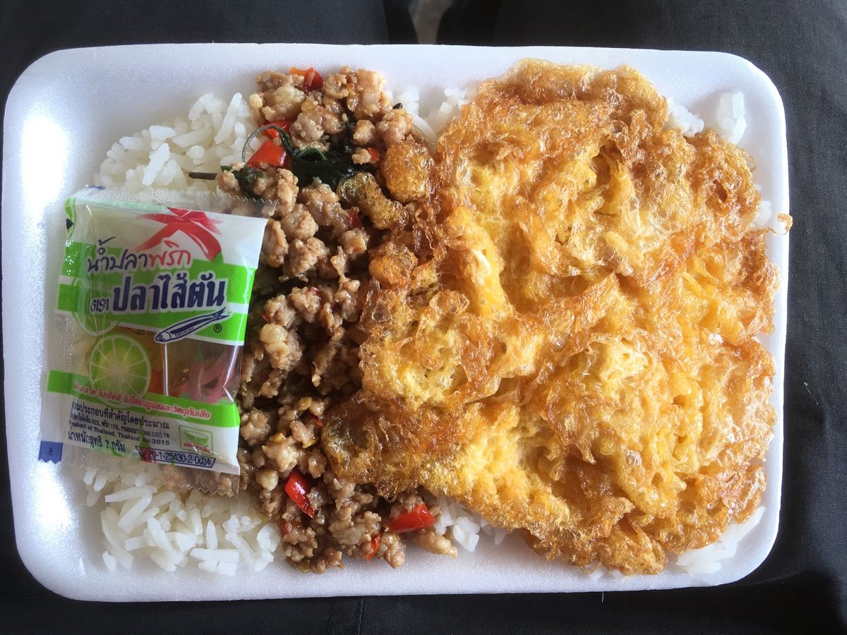 サコンナコーンの朝焼けと美味しかったバスターミナルのお弁当