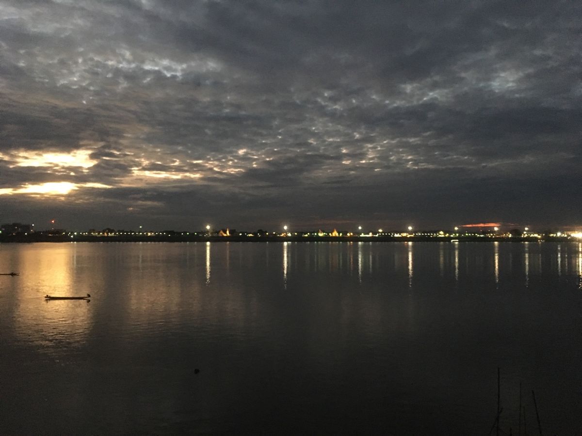 ターケークとノーンボックにて、大好きな焼き肉兼鍋のシンダートとラープ、中華...