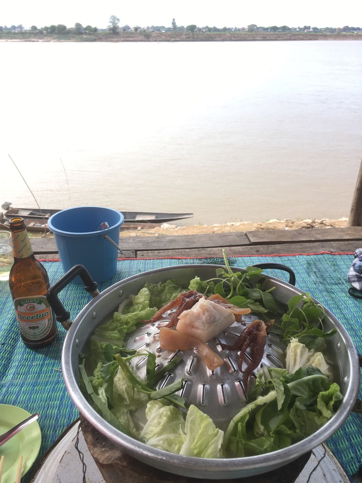 ターケークとノーンボックにて、大好きな焼き肉兼鍋のシンダートとラープ、中華...