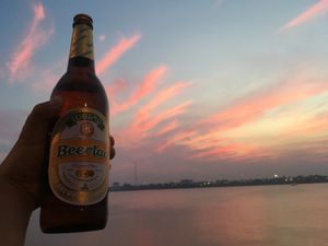 ターケーク、大好きなビアラオを飲みながら、ラオスからタイ側を望む。
辛さの...