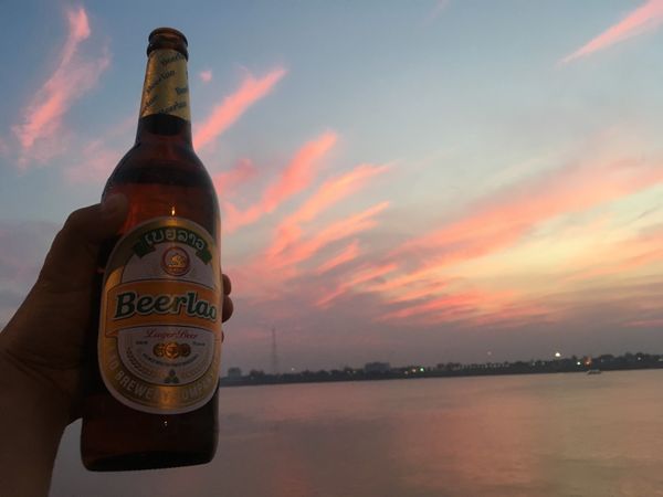 ラオス人民民主共和国・ターケーク　「タイ、ラオス」の写真：ターケーク、大好きなビアラオを飲みながら...